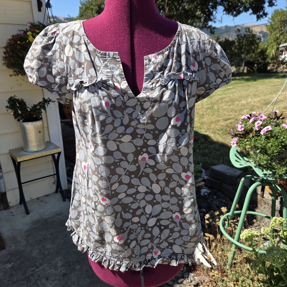 Next With Love Elegant Gray and Pink Leaf Print Blouse. EECP